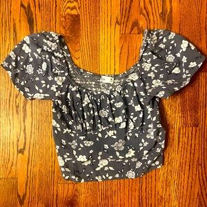 Hollister size M grey floral crop top